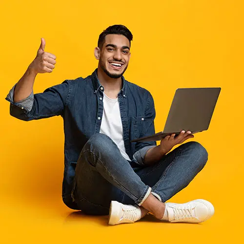 Zadovoljan klijent Digital Cortex Media agencije koristi laptop za praćenje rezultata