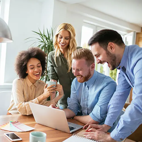 Tim za digitalnu marketing strategiju planira kampanju za rast biznisa