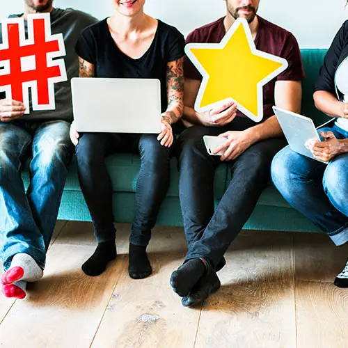 Tim za digitalni marketing radi na strategiji za društvene mreže